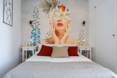 une chambre avec un lit avec un tableau sur le mur dans l'établissement Triplex de qualité, quartier calme, à Caen