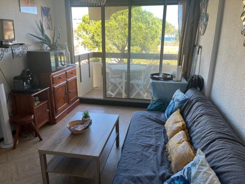 un salon avec un canapé et une table dans l'établissement Bellavista, à Saint-Cyprien