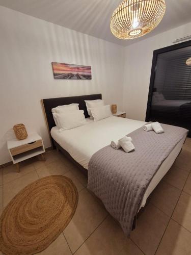 une chambre avec deux lits et un tapis rond dans l'établissement T2 de standing front de mer, à Propriano