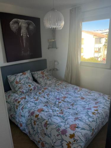 une chambre avec un lit avec une photo d'éléphant sur le mur dans l'établissement Bellavista, à Saint-Cyprien