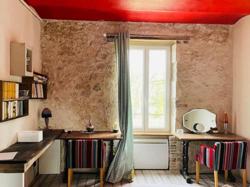 - une cuisine avec un bureau et une fenêtre dans la chambre dans l'établissement Maison de charme sur le Canal de Loire, à Bannay