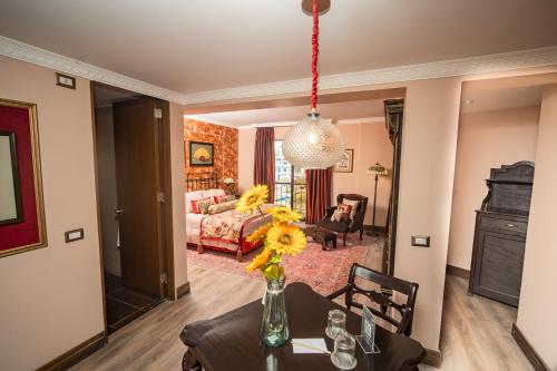 a living room with a vase of flowers on a table at Terrado Arturo Prat Iquique in Iquique