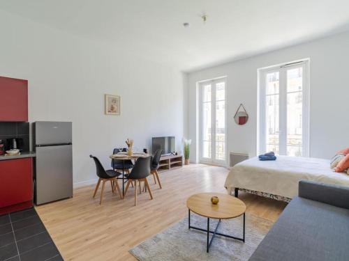 Il comprend un salon avec un lit et une cuisine avec une table. dans l'établissement Appart sur la rue de la république, à Marseille