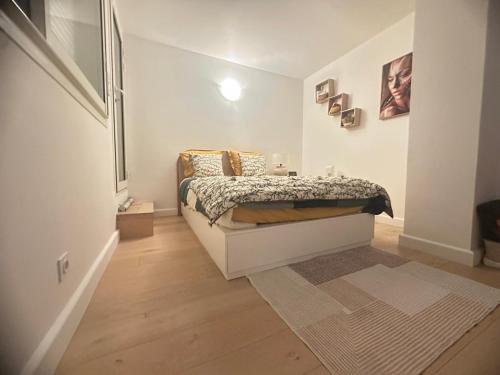 une chambre avec un lit et un parquet dans l'établissement Appartement Rooftop, à Montmorency