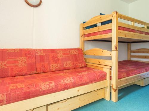 un canapé et des lits superposés dans une chambre dans l'établissement Studio lumineux avec balcon, proche des pistes - FR-1-181-2645, à La Plagne Tarentaise