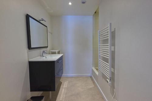 ein Badezimmer mit Waschbecken und Spiegel in der Unterkunft Maison indépendante proche Paris Saclay, Massy in La Ville-du-Bois