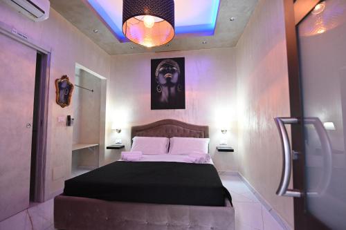 una camera da letto con un letto grande con una coperta nera di B&B "LE CAMERE" Luxury Rooms SIRACUSA a Siracusa