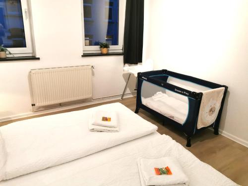 a bedroom with two beds and a mirror at Gemütliche Ferienwohnung im Herzen des Östlichen Ringgebiets in Braunschweig
