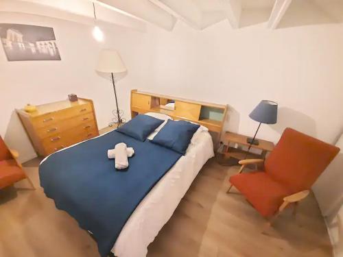 une chambre avec un lit avec un ours en peluche dessus dans l'établissement Legrand - 90m2, 6 Prs, 3 Ch, Proche Gare, à Dijon