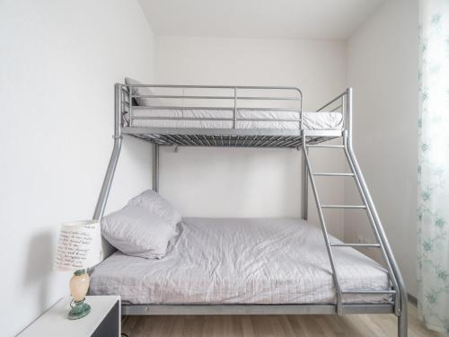 Ce lit superposé se trouve dans un dortoir avec une échelle. dans l'établissement La DUNE N 01 - VILLA 3P6, à Valras-Plage