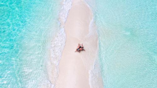an aerial view of a beach with two people on it at Casa De Himandhoo in Himandhoo 