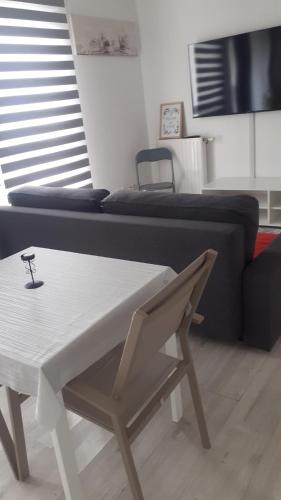 un salon avec une table et un canapé dans l'établissement birsinger, à Bobigny
