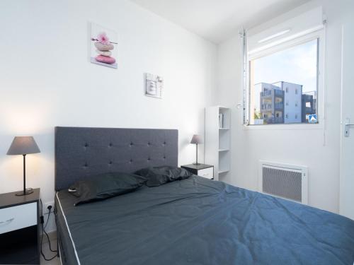 une chambre avec un grand lit et une fenêtre dans l'établissement LA DUNE 77 - Villa 3P8, à Valras-Plage