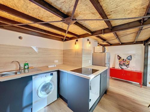 - une cuisine avec lave-linge et sèche-linge dans la chambre dans l'établissement My home, Belfort 2 bis, à Lyon