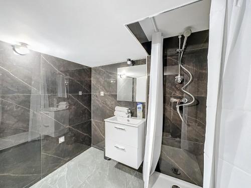 une salle de bain avec douche et lavabo dans l'établissement My home, Belfort 2 bis, à Lyon