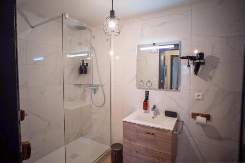 une salle de bain avec douche et lavabo dans l'établissement OIQIA • Riedheim, à Colmar