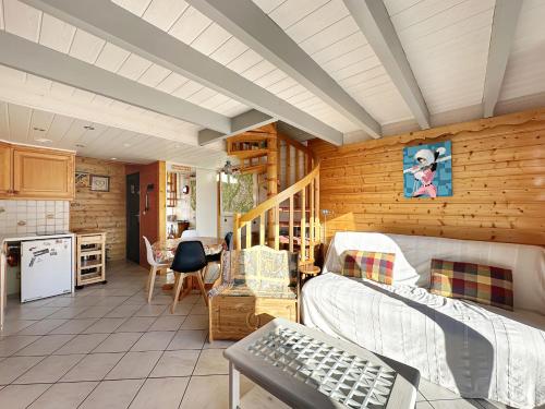 un salon avec un canapé et une cuisine dans l'établissement ob219 4 pieces duplex 6 personnes proche pistes, aux Carroz d'Arâches