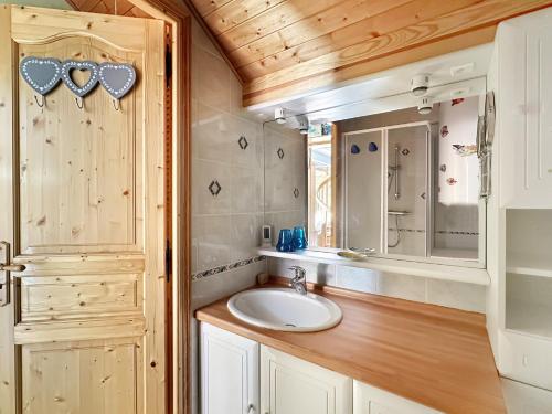 une salle de bain avec un lavabo et un miroir dans l'établissement ob219 4 pieces duplex 6 personnes proche pistes, aux Carroz d'Arâches