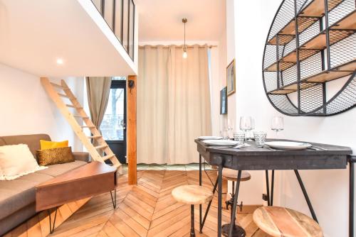 un salon avec un escalier et une table dans l'établissement Cosy apartment - 2BR-6P - Bastille, à Paris