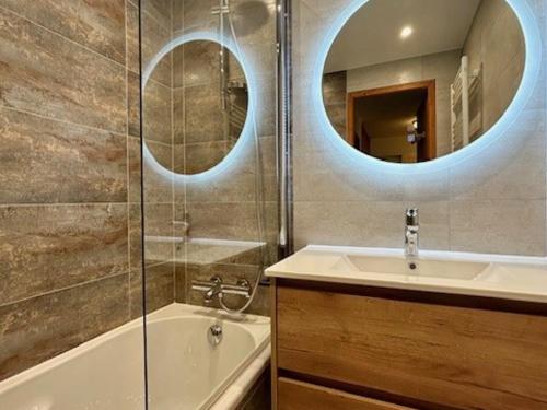 Kúpeľňa v ubytovaní Appartement 2P 4 pers, Val d’Isère, skis aux pieds, proche village, navettes et services à proximité - FR-1-411-153