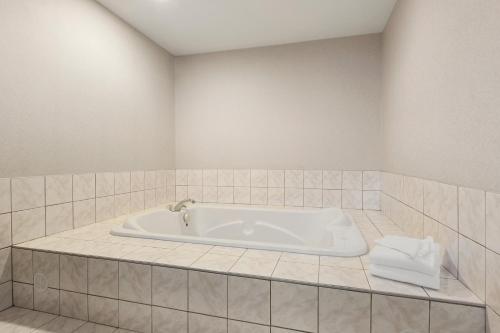Ванная комната в SureStay by Best Western Brockville