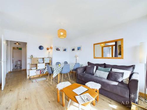 un salon avec un canapé et une table dans l'établissement Appartement Scandinave, 3 pièces, 50m², proche pistes et commerces, avec balcons et parking - FR-1-398-609, à Montvalezan