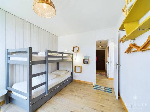 Cette chambre dispose de lits superposés avec 2 lits superposés et d'un couloir. dans l'établissement Appartement Scandinave, 3 pièces, 50m², proche pistes et commerces, avec balcons et parking - FR-1-398-609, à Montvalezan