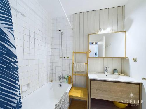une salle de bain avec une baignoire et un lavabo et une baignoire dans l'établissement Appartement Scandinave, 3 pièces, 50m², proche pistes et commerces, avec balcons et parking - FR-1-398-609, à Montvalezan