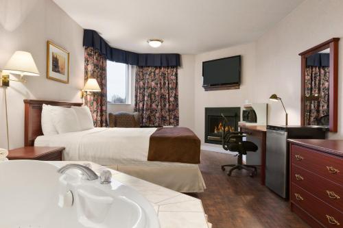 Кровать или кровати в номере SureStay by Best Western Brockville