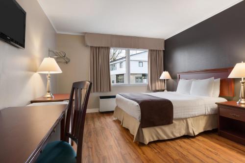 Кровать или кровати в номере SureStay by Best Western Brockville