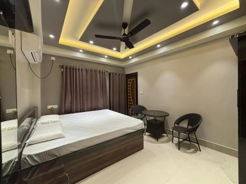 Un pat sau paturi într-o cameră la SR Hotel