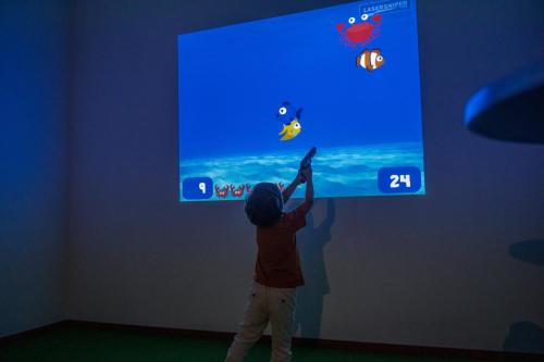 a child is playing a video game on a screen at Rajska polana Domki PREMIUM ,na odludziu z prywatną BALIĄ z jacuzzi i sauną ,Cisza,rowery elektryczne,góry,astroprzygoda,- Adršpach, Skalne Miasto, Zamek Książ,Andrzejówka,Karpacz, Śnieżka,Janskie Laznie,Pec in Mieroszów