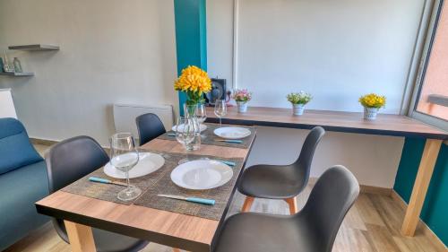 una sala da pranzo con tavolo e sedie di Le Grain de Sable a Cap d'Agde