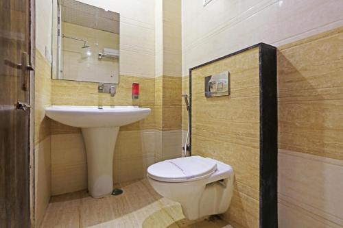 un bagno con un water bianco e un lavandino di Smart Lax Hotel By SMART GROUP a Nuova Delhi
