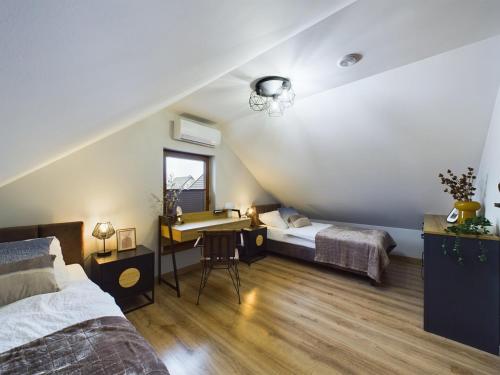 Postel nebo postele na pokoji v ubytování ApartamentySnu, Dom na Przedmieściu