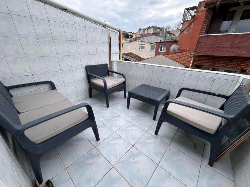 Χώρος καθιστικού στο Central 3 Story 5 Bedroom Home with Terrace by Tram
