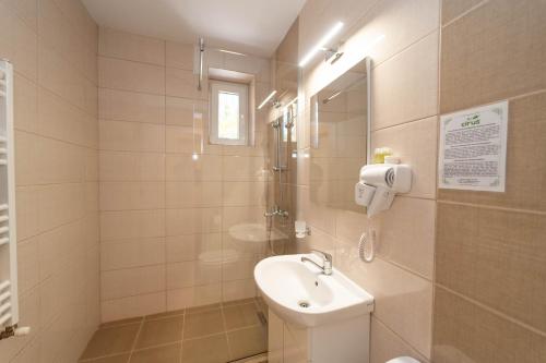 Koupelna v ubytování Hotel Cirus
