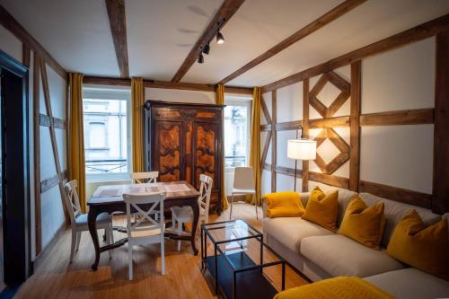 un salon avec un canapé et une table dans l'établissement OIQIA • Riedheim, à Colmar