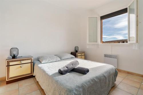 une chambre avec un lit et une fenêtre dans l'établissement Villa La Provençale - Piscine - Wifi - Clim, à Saint-Mitre-les-Remparts
