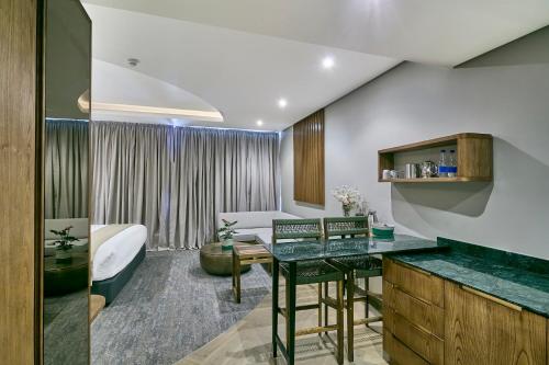 JwanengにあるCresta Grande Jwanengのベッドと机があるホテルの部屋