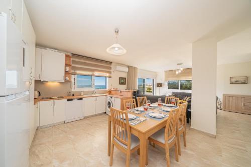a kitchen and dining room with a table and chairs at Sandoa Residence - Lualaba & Tenke in Minia