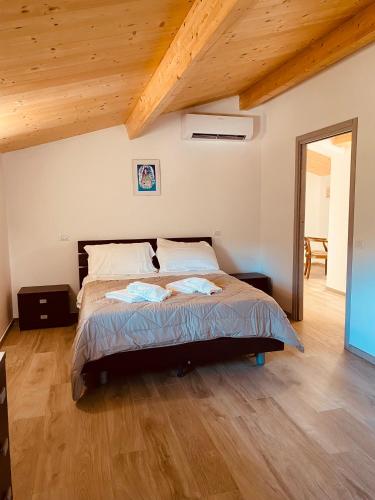 a bedroom with a bed and a wooden ceiling at La Traversa Di Bolsena in Bolsena