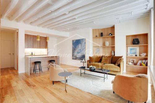 un salon avec un canapé et une table dans l'établissement Le Marais Luxury & Charm 70m of Design, à Paris