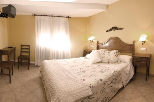 Ένα ή περισσότερα κρεβάτια σε δωμάτιο στο Hotel Mayno