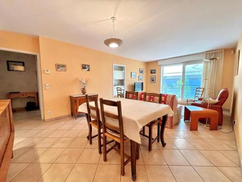 une cuisine et une salle à manger avec une table et des chaises dans l'établissement Appartement calme avec parking proche du lac à Annecy - FR-1-432-88, à Annecy