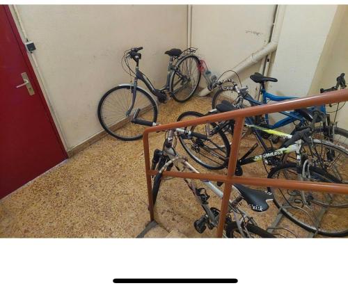 - un groupe de vélos garés dans une chambre dans l'établissement Appartement centre ville de Bayonne, à Bayonne