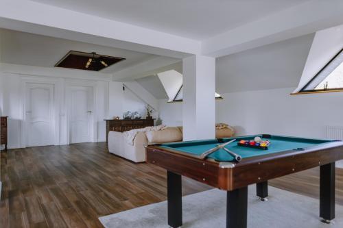 a living room with a pool table in it at Chalet Odette in Pangarati