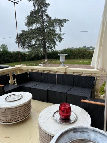 un salon avec un canapé et une table dans l'établissement Le Manoir de La Baronnie, à Norrey-en-Auge