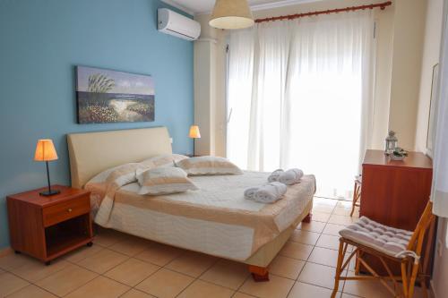 a bedroom with a bed with towels on it at KomiVillas in Lilikás