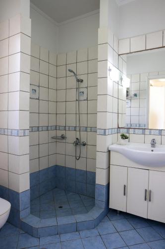 a bathroom with a shower and a sink and a toilet at KomiVillas in Lilikás